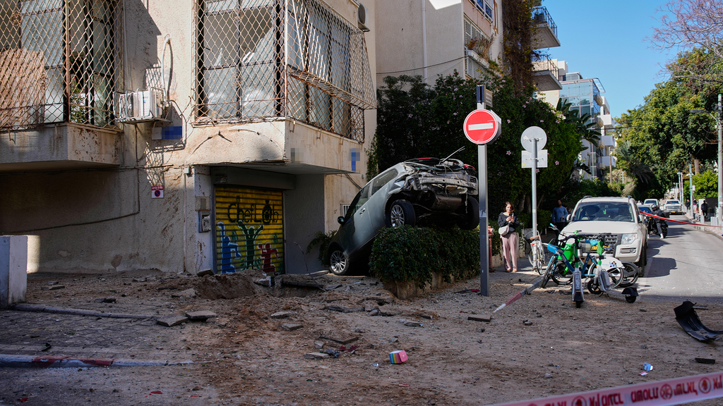 Photo: AP Photo/Ohad Zwigenberg זירת הנפילה בתל אביב