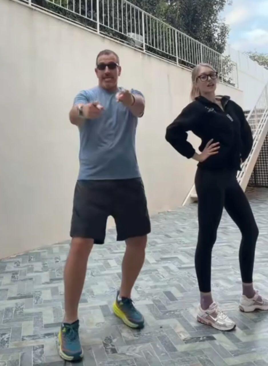 עד שאתם מעלים סרטון יחד לטיקטוק אתם מוחקים אותו? איל ולדמן ובת הזוג מאיה (צילום מסך: טיקטוק ) איל ולדמן בת זוג מאיה סרטון טיקטוק חמינאי מת