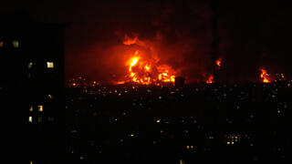 עשן בשמי טהרן בבוקר אחרי שישראל תקפה מחסני נפט