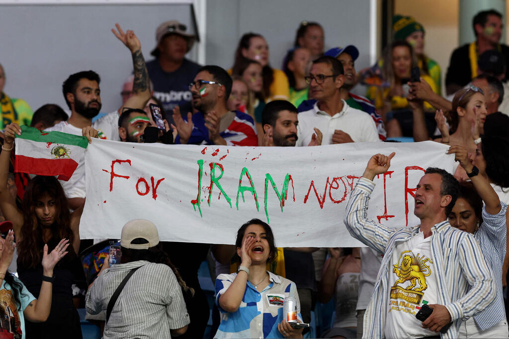 מחאה גם ביציעים (צילום: Izhar Khan / AFP) נבחרת איראן