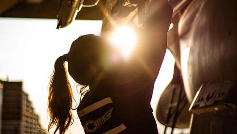 האישה הישראלית ב-2026: חזקה, מצליחה – ועדיין לא שווה