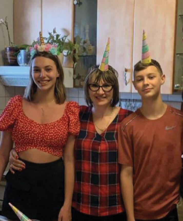 Eliana with her mother Michal and brother Eitan אליענה עם אמה מיכל ואחיה איתן