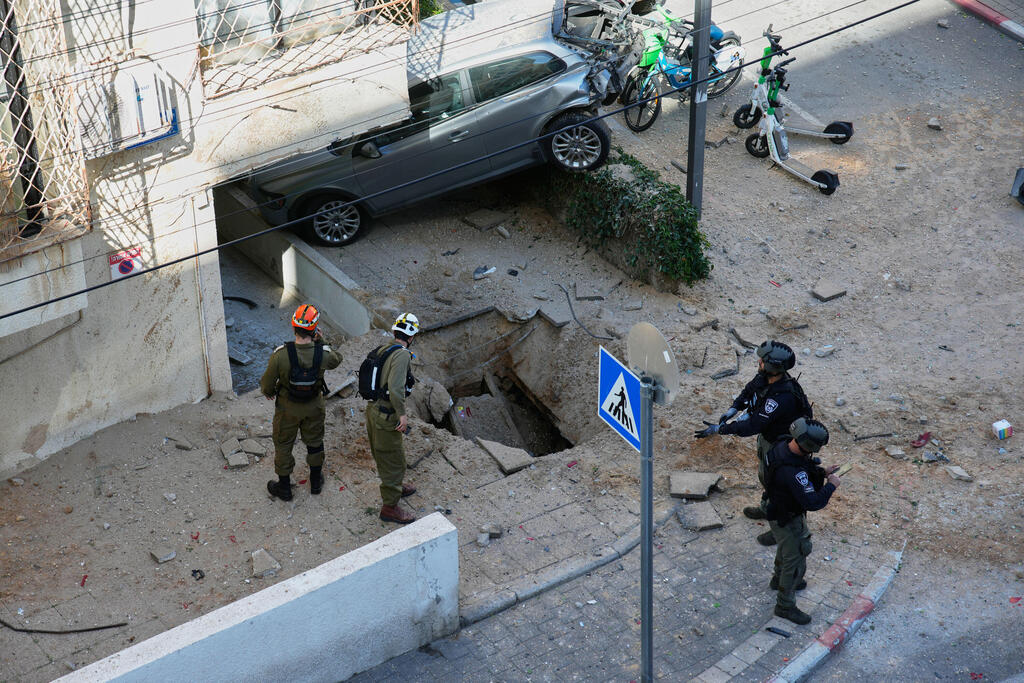 צילום: AP Photo/Ohad Zwigenberg זירת הנפילה בתל אביב