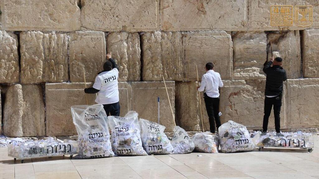 The removed notes are placed into sacks ahead of their transfer for special religious burial (geniza) (Photo: The Western Wall Heritage Foundation) פינוי הפתקים מהכותל