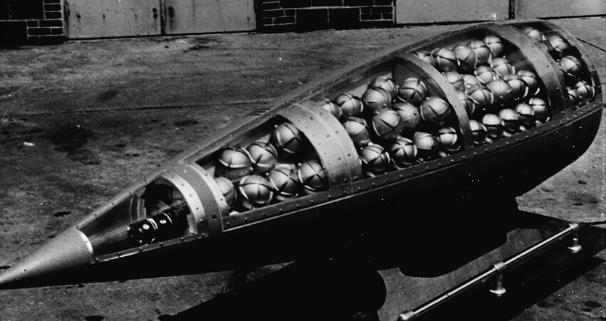 One warhead contains hundreds of bomblets (Photo: U.S. Army, Public domain) ראש נפץ אחד מכיל מאות פצצות, כדי לפזר את הנזק על שטח רחב, וגם להגדיל את האיום. חתך של ראש נפץ של טיל Honest John אמריקאי משנות ה-60, עם פצצות מצרר המכילות גז סרין