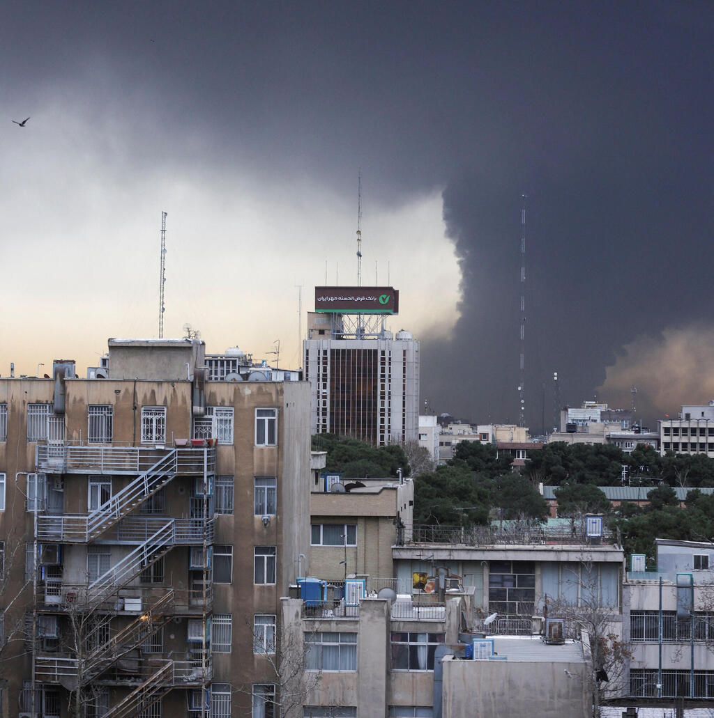 עשן כבד בשמי טהרן (צילום: Majid Asgaripour/WANA (West Asia News Agency) via REUTERS ) תקיפה אווירית בטהרן
