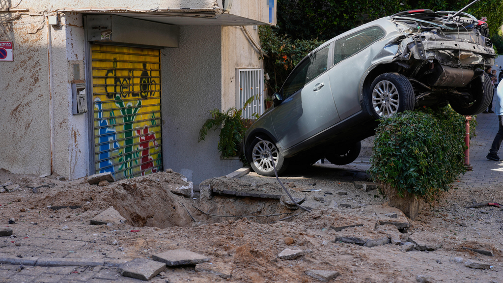 Photo: AP Photo/Ohad Zwigenberg זירת הנפילה בתל אביב