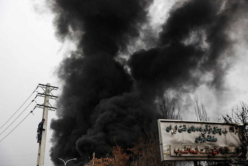 צילום: Majid Asgaripour/WANA (West Asia News Agency) via REUTERS שמי טהרן מלאים בעשן כתוצאה מתקיפה