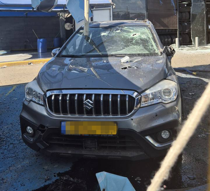 אחת הזירות שנפגעו בתל אביב (צילום: מאיה כהן) אחת הזירות שנפגעו בתל אביב