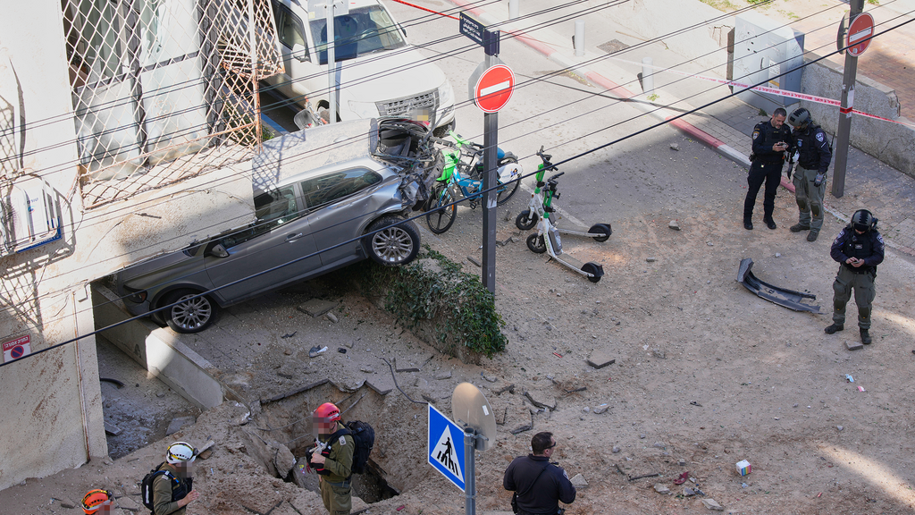 Photo: AP Photo/Ohad Zwigenberg זירת הנפילה בתל אביב