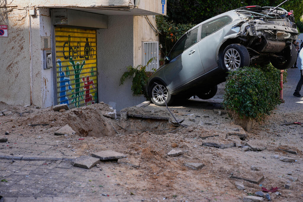 צילום: AP Photo/Ohad Zwigenberg זירת הנפילה בתל אביב