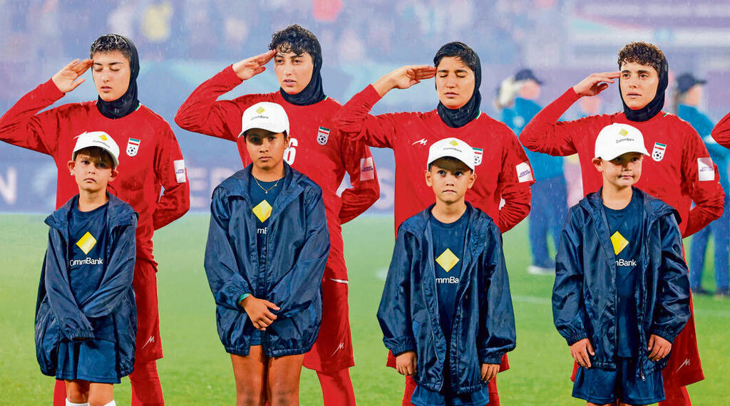 בפקודה. שחקניות נבחרת איראן מצדיעות בזמן נגינת ההמנון