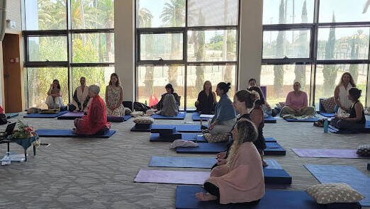 תרגול מיינדפולנס במכללה האקדמית בית ברל 