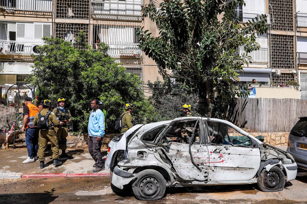 הרס גם בבית ים (צילום: Jack GUEZ / AFP) זירת נפילת הרסיס בבת ים