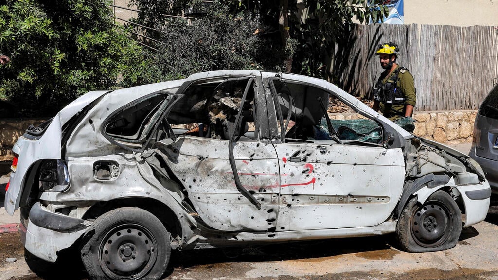 Site of shrapnel impact in Bat Yam (Photo: Jack GUEZ / AFP) זירת נפילת הרסיס בבת ים