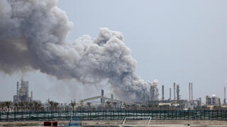 עשן מיתמר מבית הזיקוק בבחריין, לאחר התקיפה