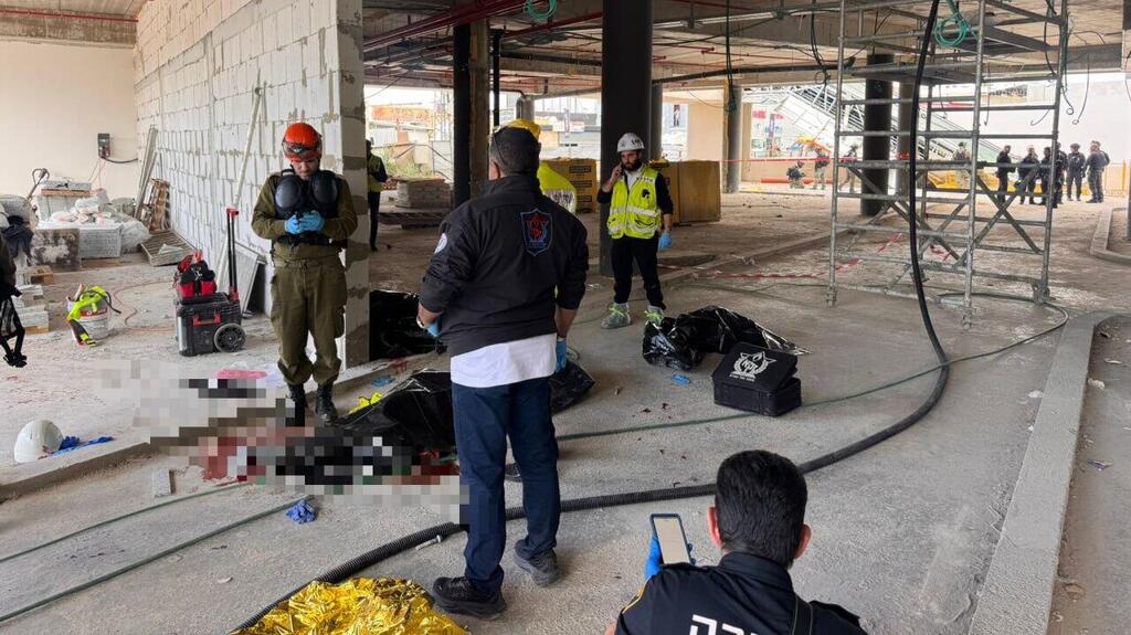 The construction site that was hit in Yehud אתר הבנייה שנפגע מנפילת רסיס ביהוד