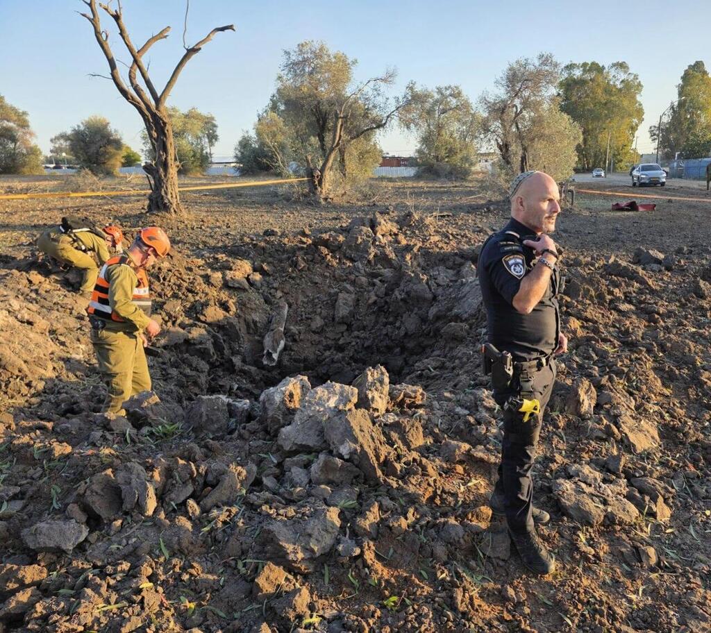 Police and rescue teams at a crash site in central Israel (Photo: Israel Police) זירת הנפילה במרכז