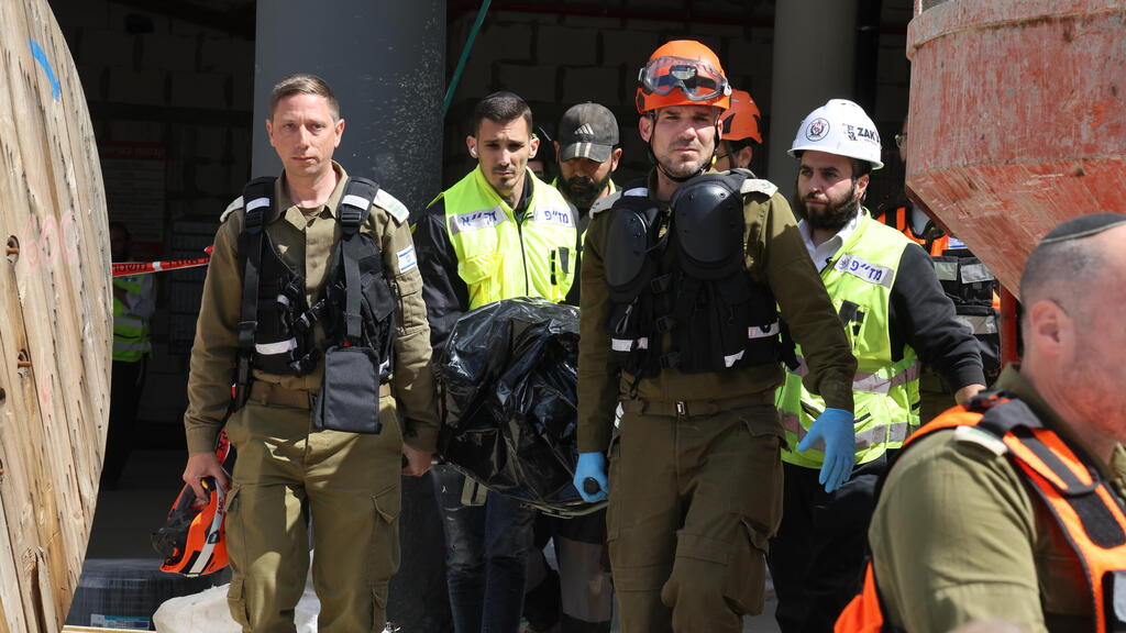 כוחות הביטחון בזירה ביהוד (צילום: יריב כץ) אתר הבנייה שנפגע מנפילת רסיס ביהוד