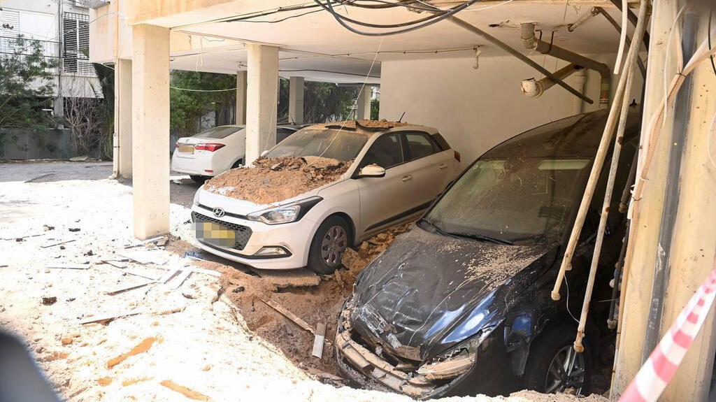 חניון שנפגע מנפילת רסיס בחולון (צילום: קובי קואנקס) חניון שנפגע מנפילת רסיס בחולון