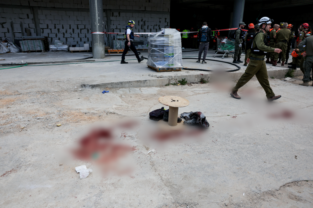 פגיעה ישירה באתר בנייה ביהוד (צילום: REUTERS/Nir Elias) אתר הבנייה שנפגע מנפילת רסיס ביהוד