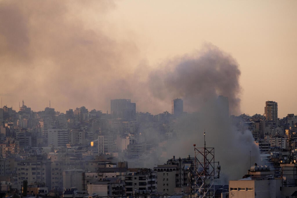 עשן מעל הדאחייה בביירות (צילום: Daniel Carde/Getty Images) דאחייה ביירות לבנון עשן תקיפות צה"ל