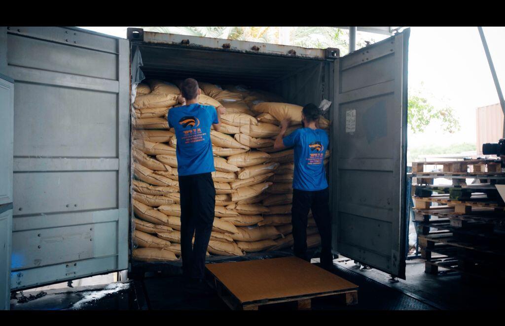 פריקת מכולות א.ד שיפר