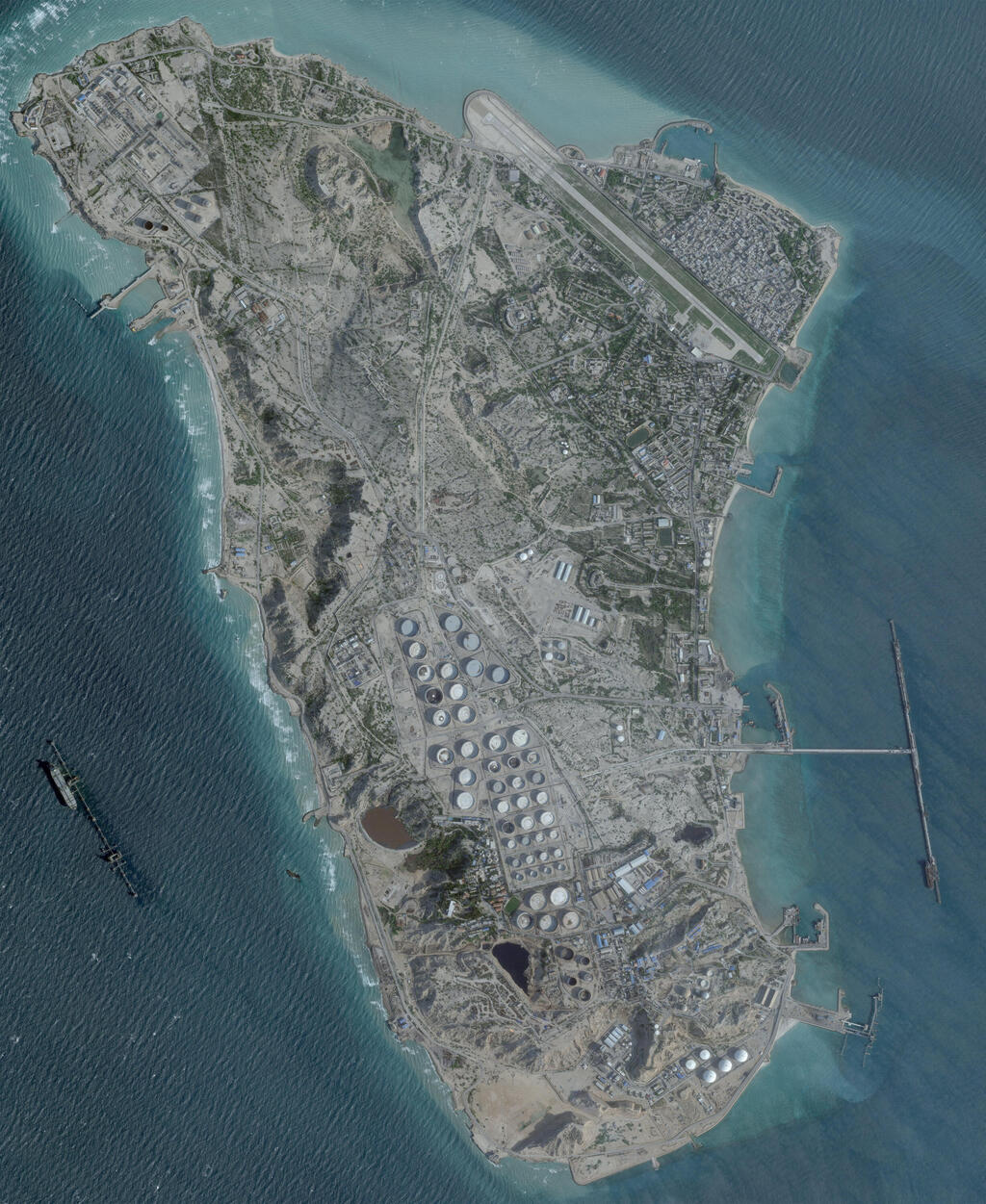 מסוף הנפט באי חארג (צילום: 2026 Planet Labs PBC/Handout via REUTERS ) מסוף הנפט באי ח'ארג