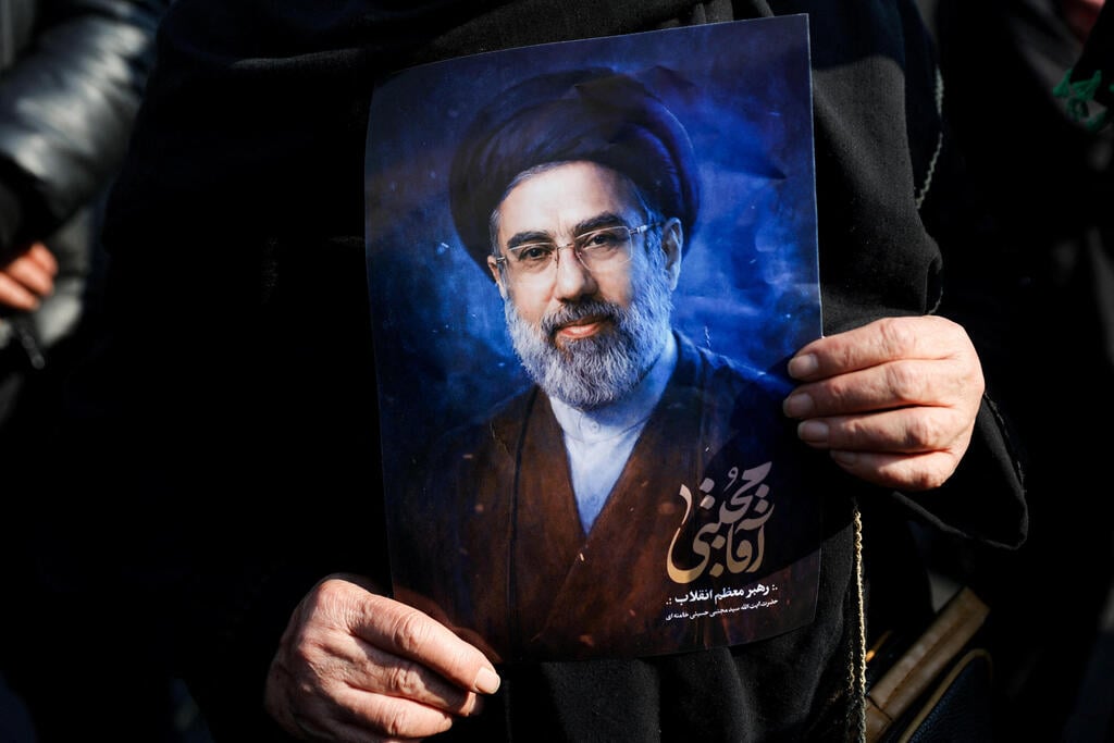 Photo: Majid Asgaripour/WANA (West Asia News Agency) via REUTERS עצרת תמיכה במנהיג העליון החדש, מוג'תבא חמינאי