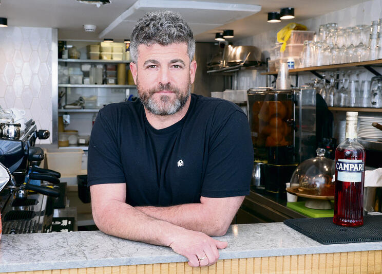 יוני שני, חיפה, נשוי ואב לשלושה ילדים. העסק: "קיוסקפה", מרכז זיו חיפה. ותק של העסק: 50 שנה (8 שנים בבעלות יוני). מספר העובדים: 4