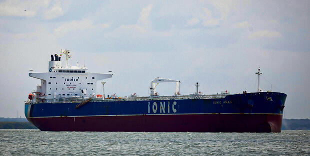 האיראנים יורים. מיכלית נפט