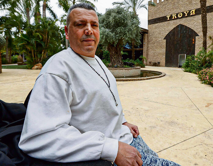 אבי בן חמו, אשדוד, נשוי + שלושה. העסק: בעלים של אולם אירועים "טרויה". ותק של העסק: 17 שנה. מספר עובדים: 2