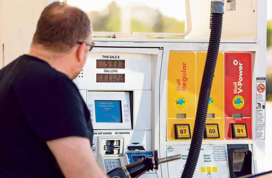 ממלאים דלק בארה"ב. מחיר הגלון זינק מעל לארבעה דולרים