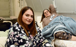 שבוע עם אף שבור במקלט. ברוריה דנינו ובתה, הודיה, אתמול | צילומים: אביהו שפירא