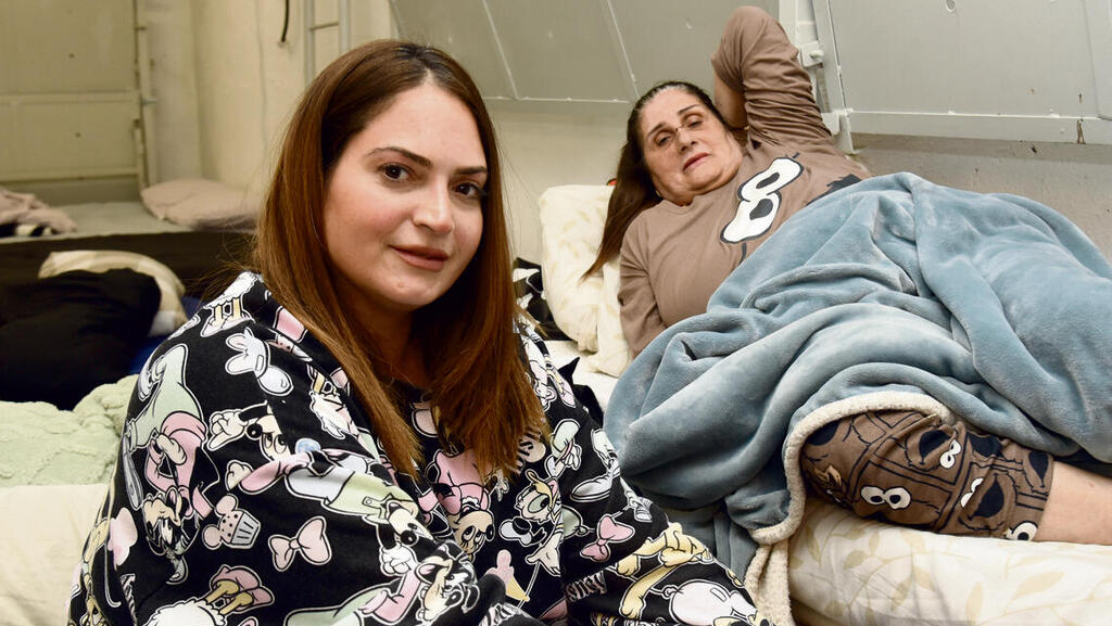 שבוע עם אף שבור במקלט. ברוריה דנינו ובתה, הודיה, אתמול | צילומים: אביהו שפירא