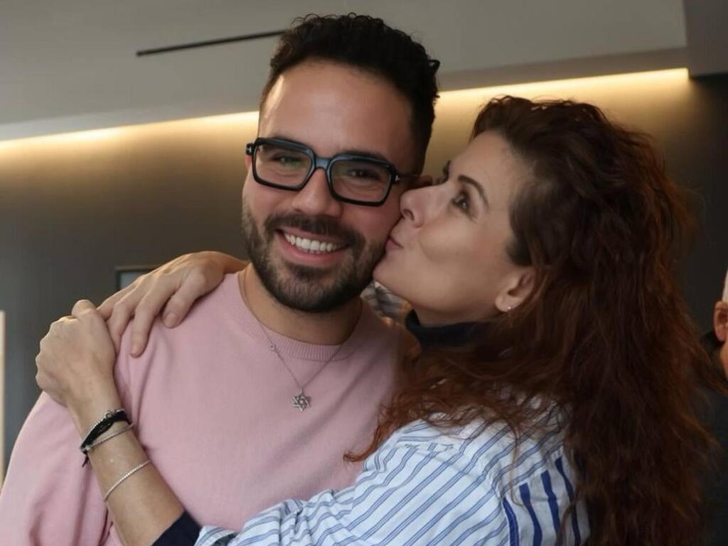 עם כוכבת "וויל וגרייס", דברה מסינג. "היא הפכה להיות המסבירה הבלתי רשמית של ישראל" (צילום: אוסף פרטי) חן מזיג מגזין סוף שבוע מרץ 2026