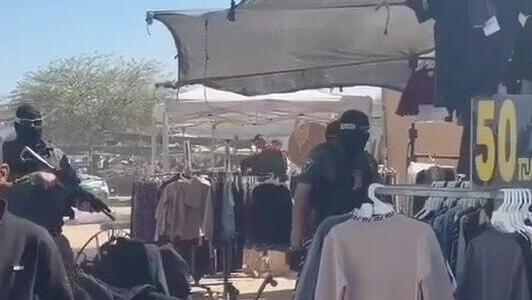 רעולי פנים עם כלי נשק שלופים: שוטרים סגרו את השוק ברהט והפילו סחורה לרצפה
