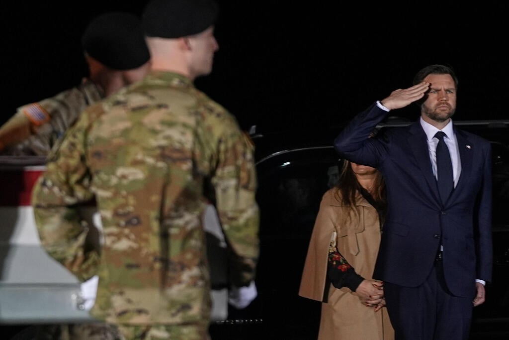 צילום: AP Photo/Matt Rourke סגן נשיא ארה"ב ג'יי די ואנס מצדיע בנמל תעופה בדלאוור לארונו של החייל האמריקני בנג'מין פנינגטון שנהרג במלחמה מול איראן