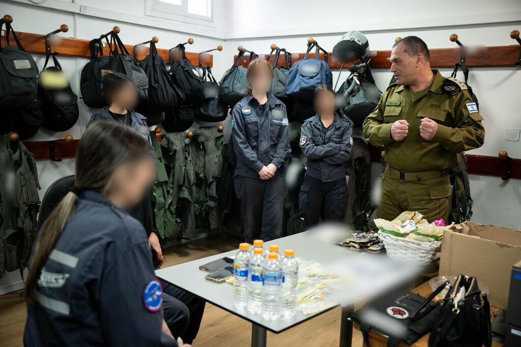 צילום: דובר צה"ל הרמטכ״ל לטכנאים בבסיס תל נוף: ״המכונה האופרטיבית הזאת של חיל האוויר לא יכולה לעצור, היא צריכה לעבוד כל הזמן - אני בטוח בחיל האוויר, אני בטוח בצה״ל, שידע לנוע קדימה בעוצמה גדולה״