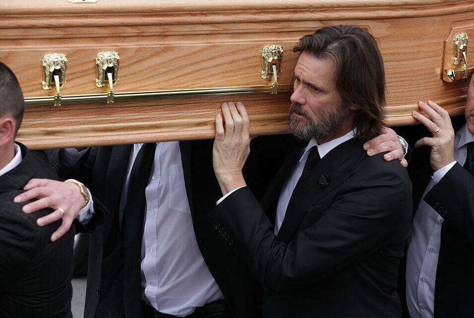 ג'ים קארי סוחב את ארונה של ווייט (צילום: Debbie Hickey/Getty Images) ג'ים קארי