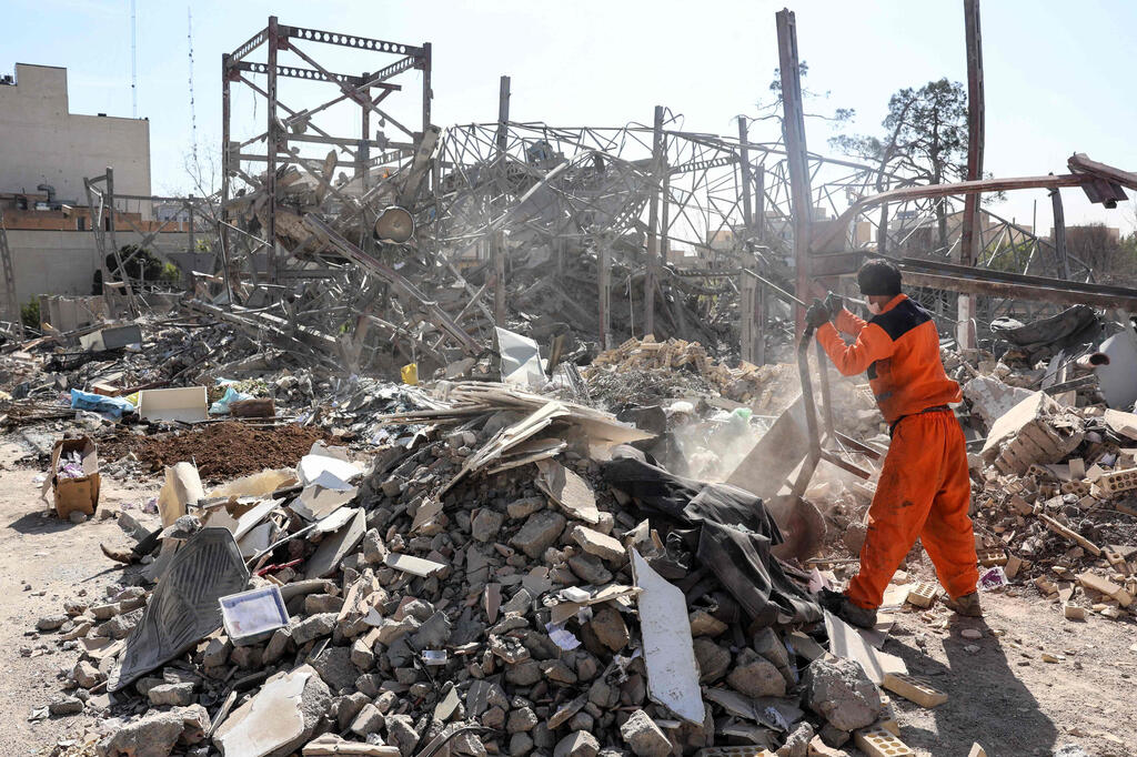 הריסות של תחנת משטרה שהותקפה בטהרן (צילום: AFP) הריסות של תחנת משטרה ב טהרן איראן מבצע שאגת הארי