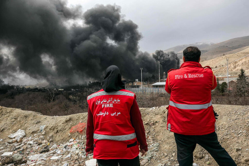עשן אחרי תקיפה של מאגר נפט באיראן (צילום: AFP) עשן אחרי תקיפה של מאגר נפט שהראן איראן מבצע שאגת הארי