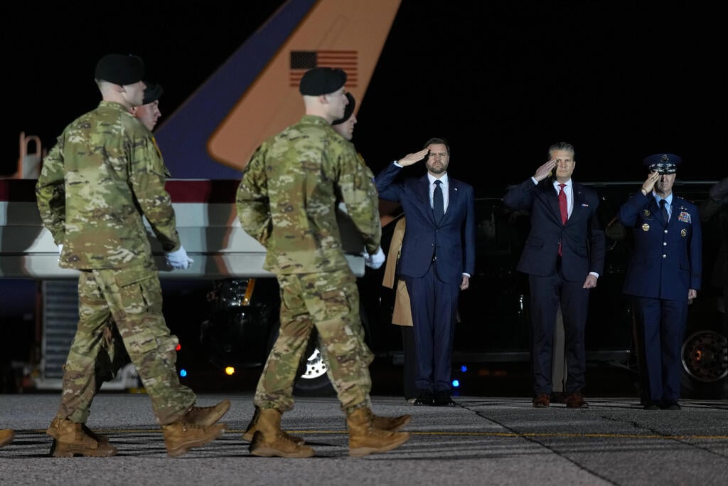 צילום: AP Photo/Julia Demaree Nikhinson סגן נשיא ארה"ב ג'יי די ואנס מצדיע בנמל תעופה בדלאוור לארונו של החייל האמריקני בנג'מין פנינגטון שנהרג במלחמה מול איראן