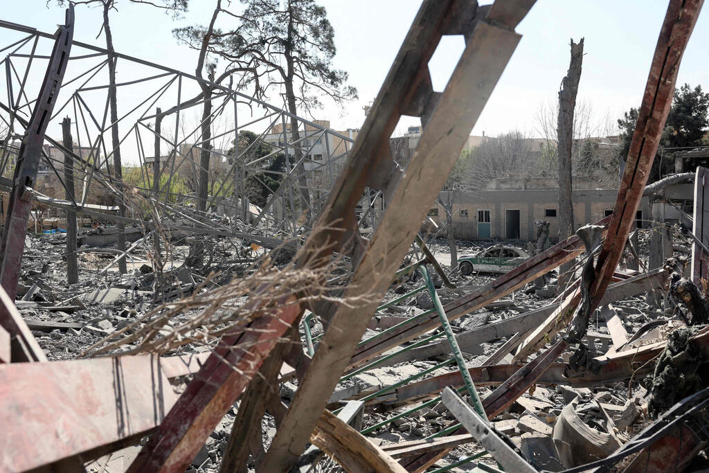 צילום: AFP הריסות של תחנת משטרה ב טהרן איראן מבצע שאגת הארי