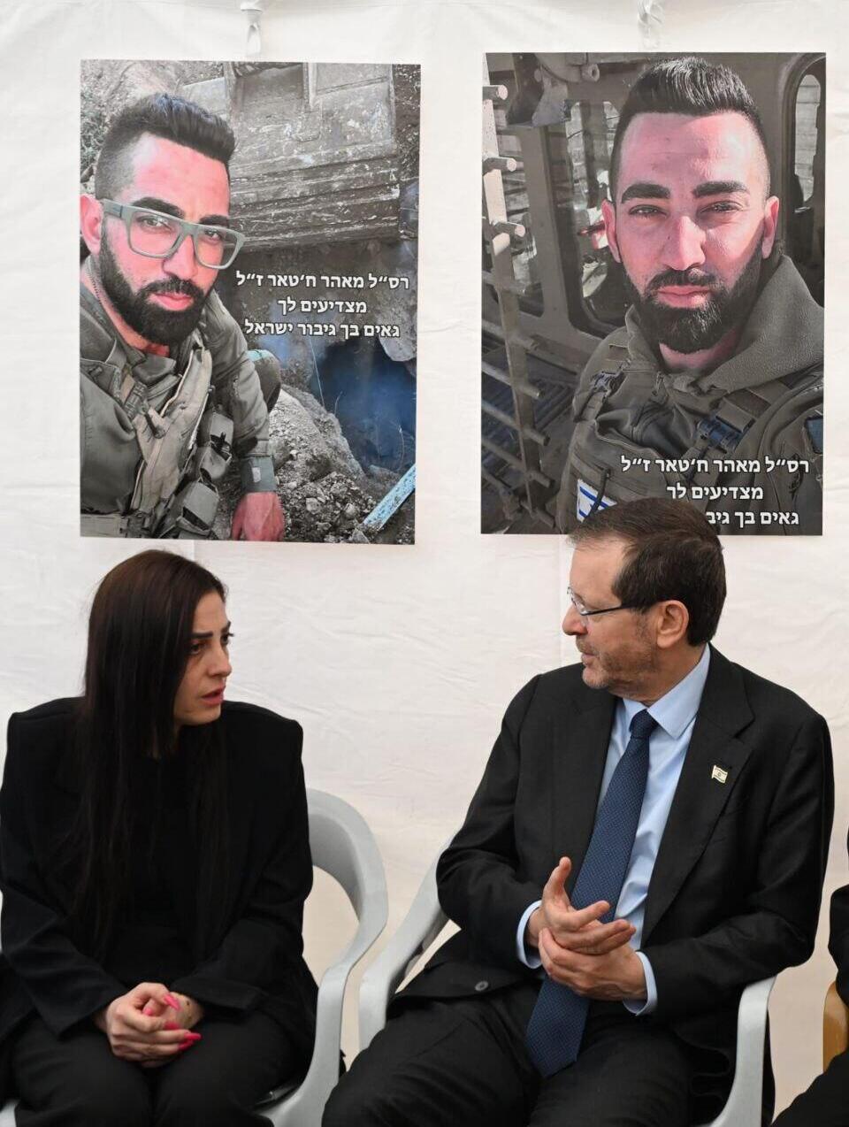 הנשיא הרצוג עם האלמנה יסמינה נשיא המדינה יצחק הרצוג הגיע למג׳דל שאמס לניחום משפחתו של רס"ל מאהר ח'טאר ז"ל