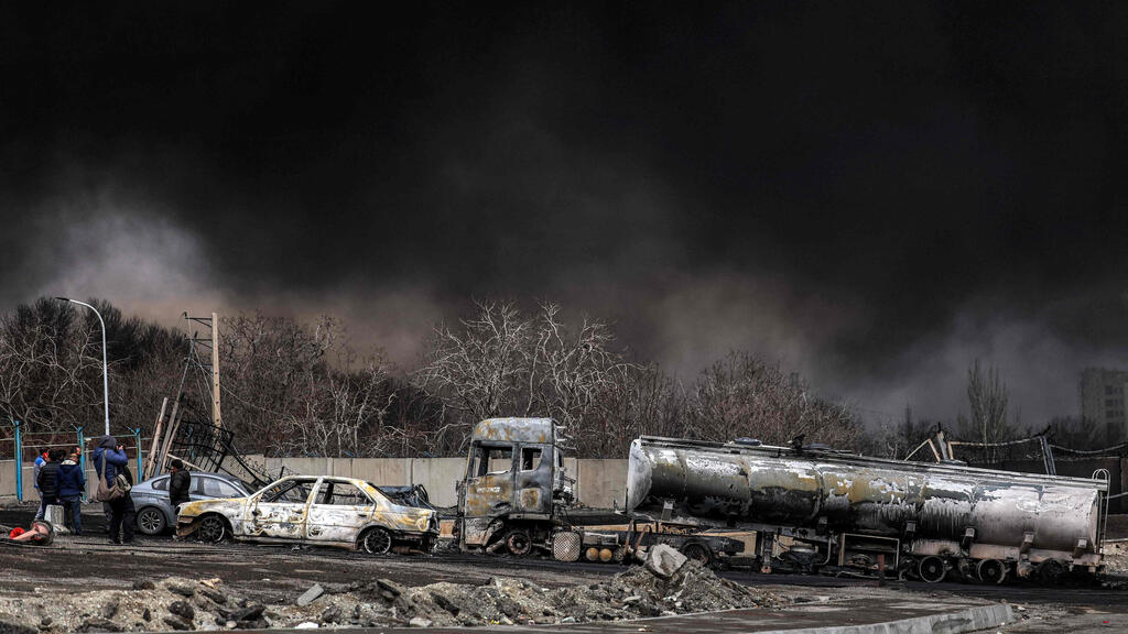 Shahran oil depot (Photo: AFP) עשן אחרי תקיפה של מאגר נפט שהראן איראן מבצע שאגת הארי