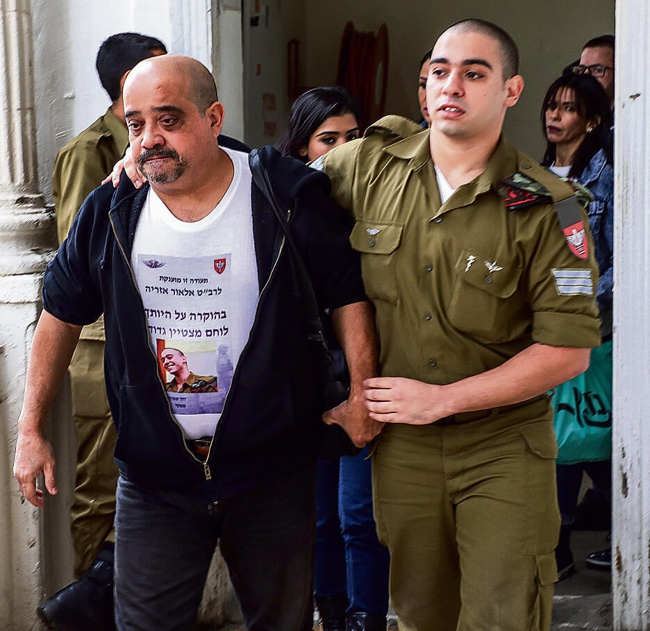 פוליטיקאים ועיתונאים רכבו על משפחה שלא ביקשה להתפרסם. צ‘רלי אזריה עם בנו, אלאור, בבית המשפט (שאול גולן) פוליטיקאים ועיתונאים רכבו על משפחה שלא ביקשה להתפרסם. צ‘רלי אזריה עם בנו, אלאור, בבית המשפט
