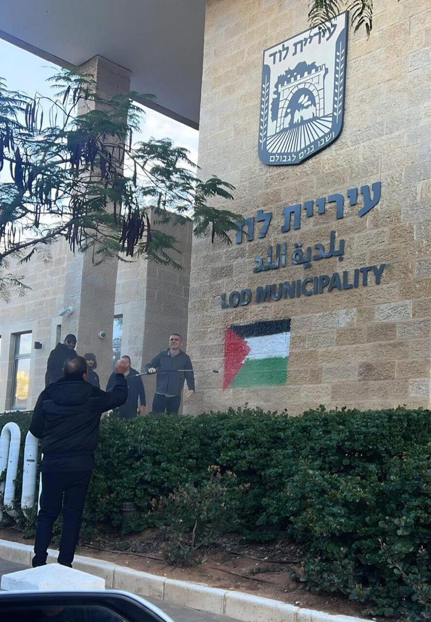דגל פלסטין על עיריית לוד צעיר מלוד שריסס על בניין העירייה דגל פלסטין