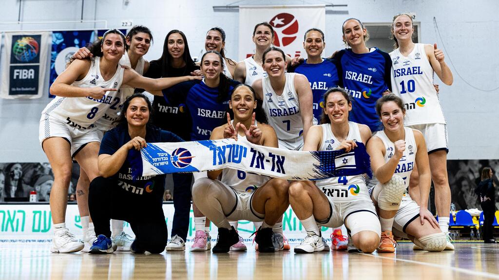 בשלב הבא. שחקניות הנבחרת חוגגות (צילום: אתר FIBA) נבחרת הנשים