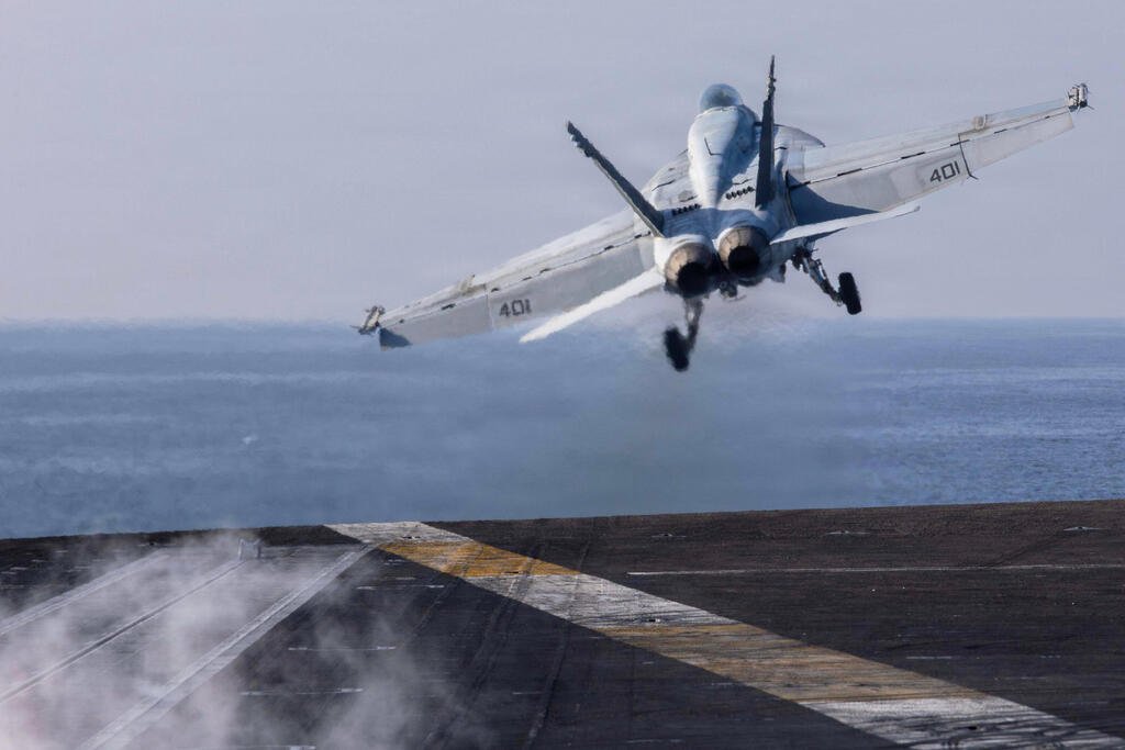 מטוס קרב מסוג F/A-18E/F סופר הורנט ממריא מנושאת המטוסים האמריקנית אברהם לינקולן